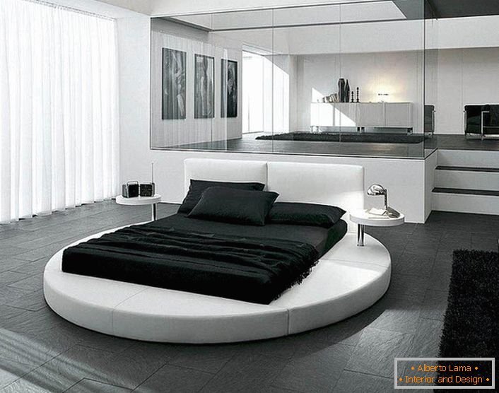 A minimalista stílusban kialakított hálószobát jól választott bútorok hangsúlyozzák. A belső tér egy érdekes részlete egy kerek ágy.