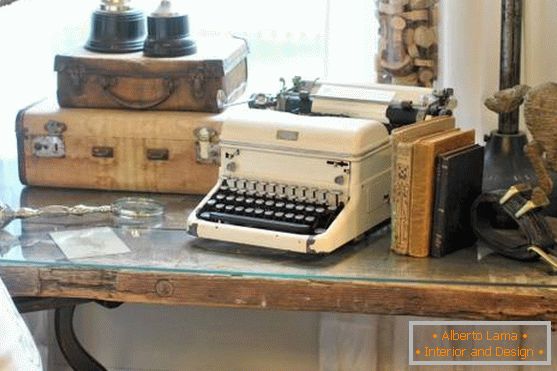 Vintage stílusú dekor: bőröndök, könyvek, írógép