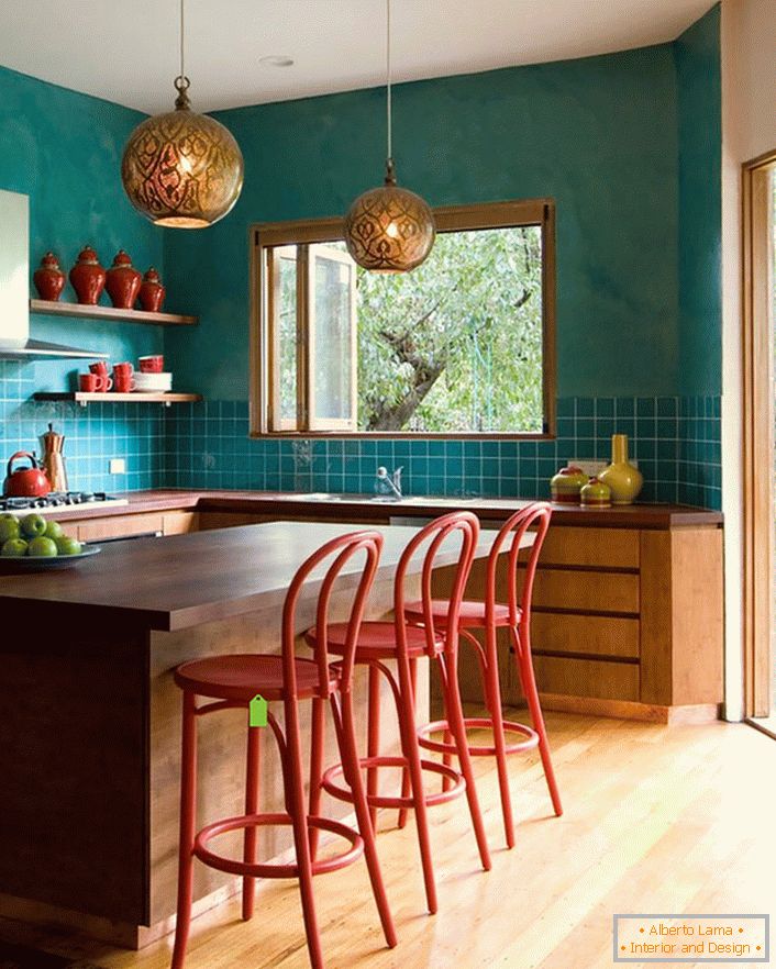 A türkiz falfestés a konyhában tágasabbá teszi a szobát. A lakoni, szerény bútorok tökéletesen illeszkednek az átfogó belső térbe az eklektika stílusában.