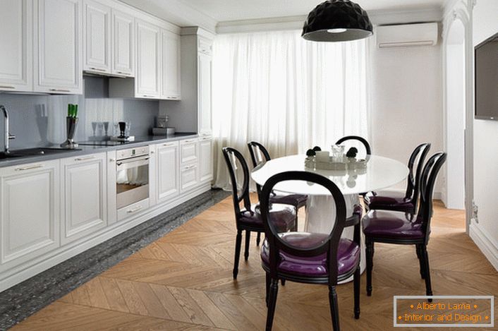Fehér belső konyha sötétszürke ékezetekkel eklektikus stílusban. Érdekes szék áttetsző háttal és lila puha kárpitozással.