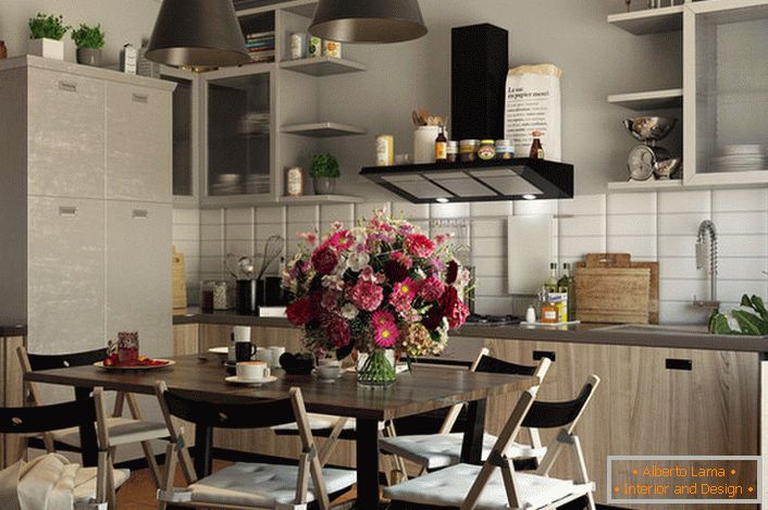 A konyhahelyiség eklektikus stílusban díszített. A bútorok egyszerűségét és szerénységét virágokból álló kompozíciók egészítik ki.