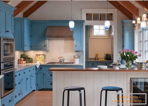 Stílusos kék konyha a belső térben