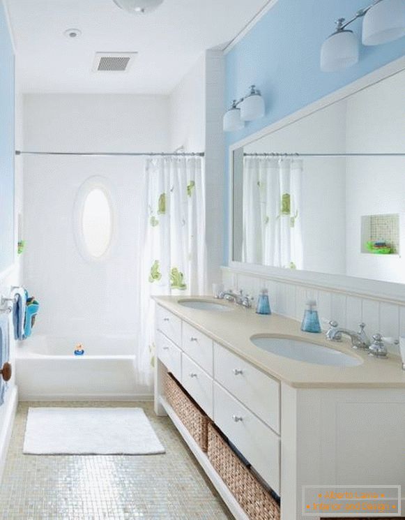 Kis kék színű fürdőszoba
