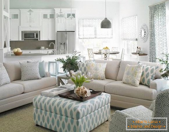 Fehér kék belső a nappali és a konyha egy magánházban