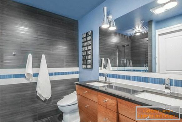 Világos kék a fürdőszoba belsejében 2016