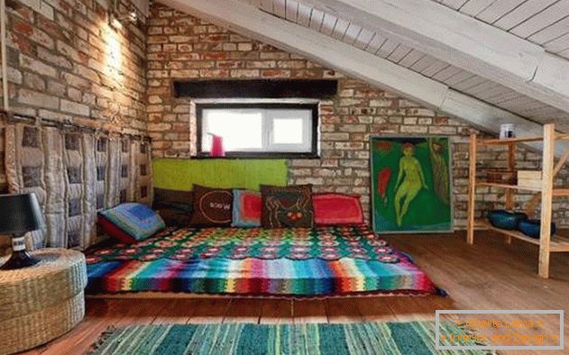 Boldog modern design egy hálószobában egy vidéki házban