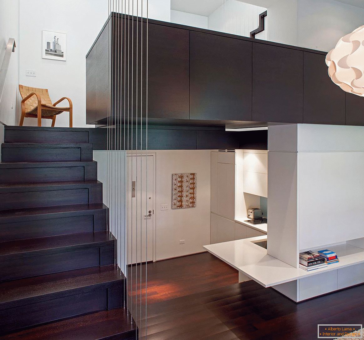 Egy lépcsőház, amely kétszintes apartmanokat kapcsol össze New Yorkban