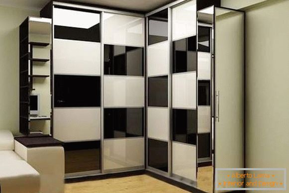 Sarok beépített szekrények a nappaliban fekete-fehérben