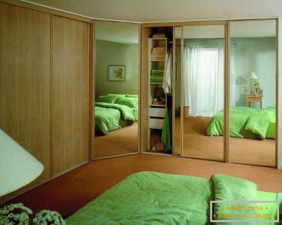 Corner beépített szekrény a hálószobában tükrözött ajtókkal