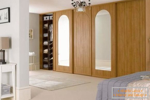 Luxus szekrény fából készült a hálószobában