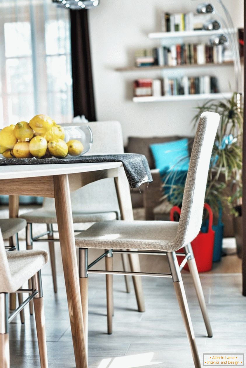 Az ebédlő belső kialakítása, citromsütő asztal