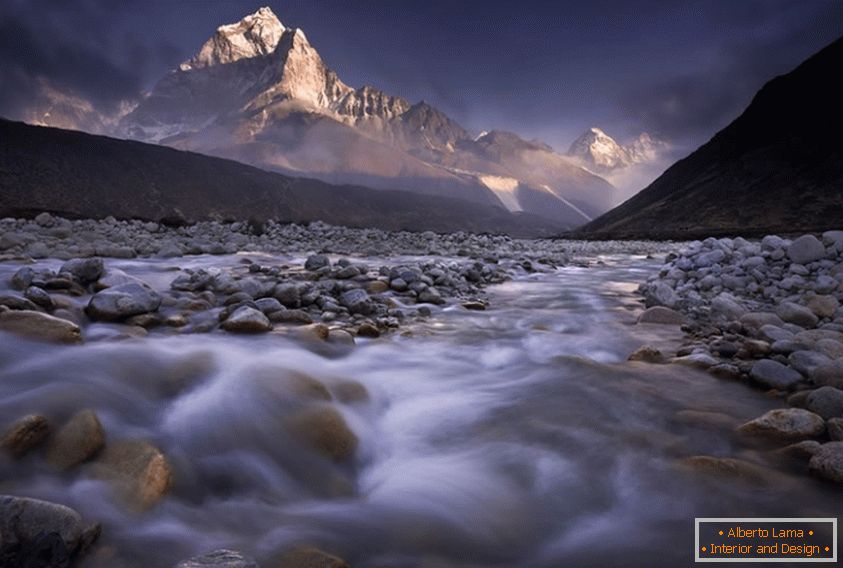 Nepál-hegyi folyó