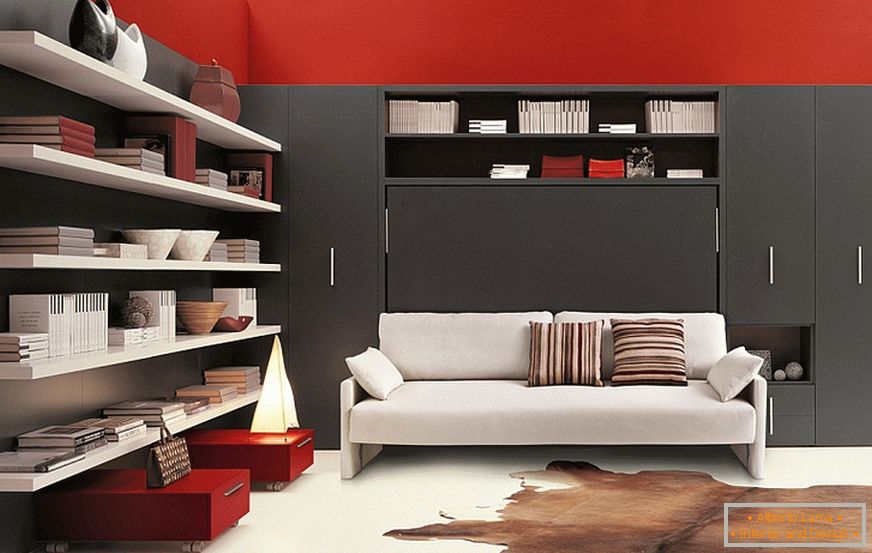 Fehér kanapé a piros-fekete nappaliban