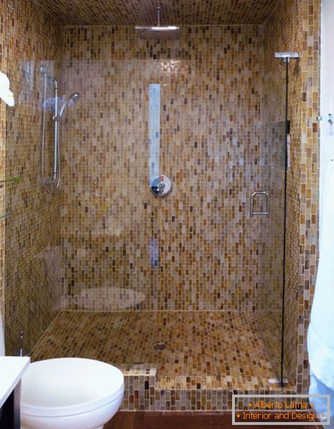 Mozaik a falakon a fürdőszobában