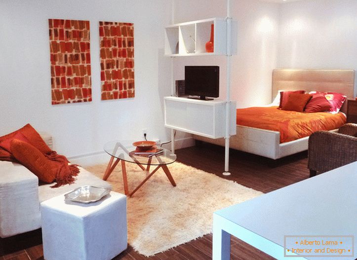 A fehér stúdió apartman belseje narancssárga ékezetekkel