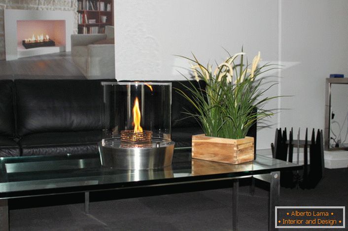 A nappali dekoratív eleme egy elegáns íróasztal bio kandalló.