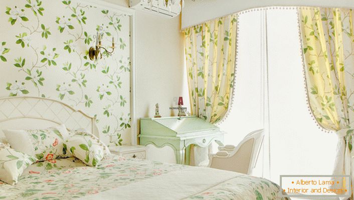 Virág motívumok a falak díszítésére a lányok szobájában függönyök és ágyneműk nyomon követhetők. 