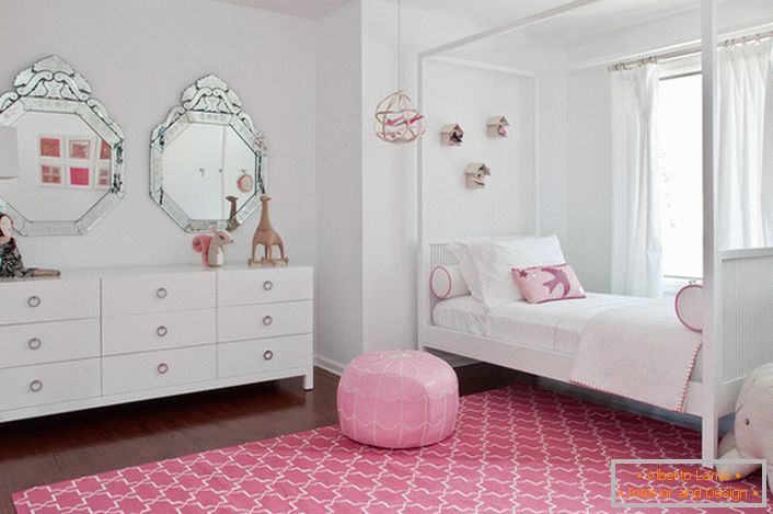 Klasszikus fehér és rózsaszín dekoráció egy kis fashionista szobájában.