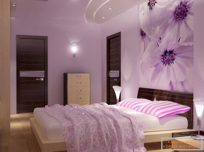 A szoba finoman-lila színe