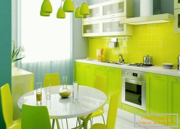 Gyönyörű zöld konyha a lakás belsejében