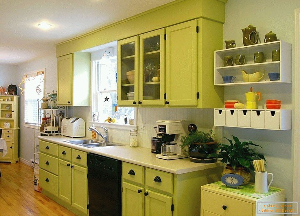 Fehér falak és könnyű zöld konyha