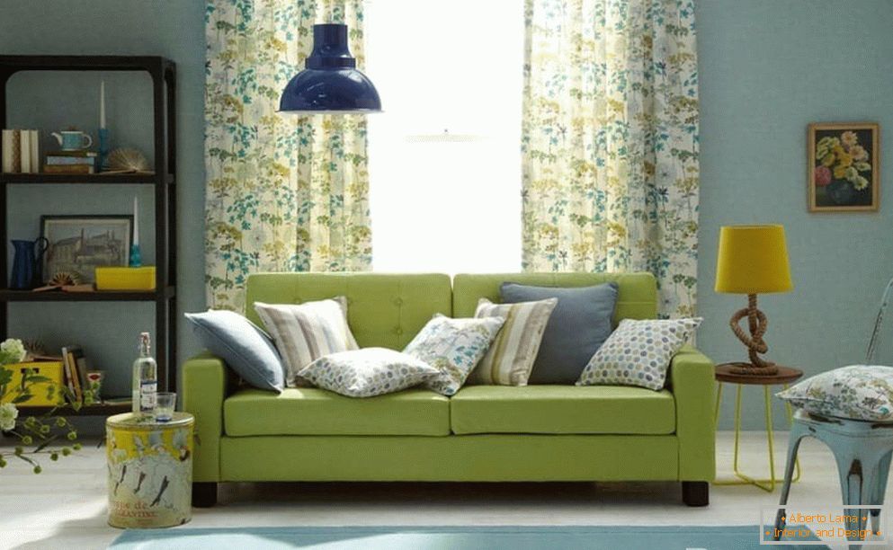 Nappali kék, zöld kanapéval