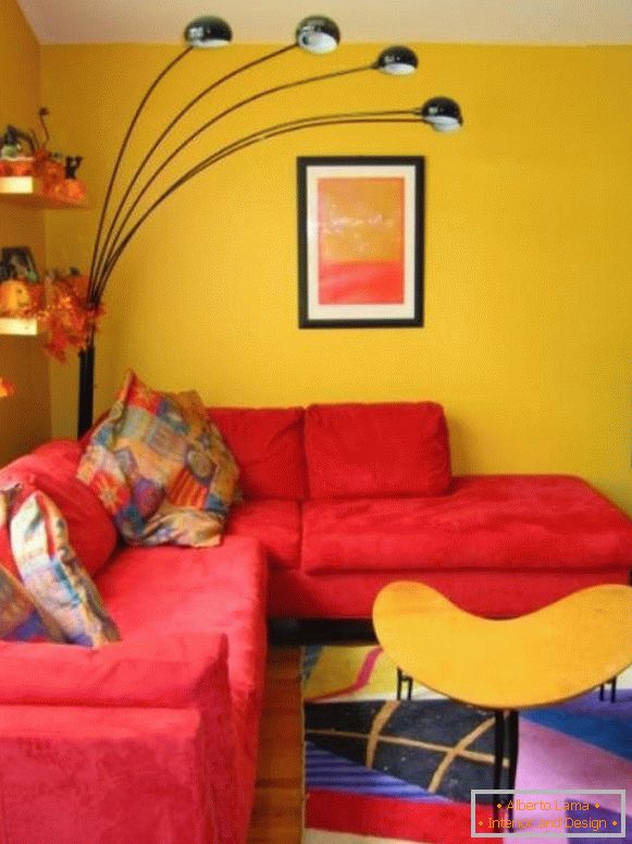 Piros kanapé a sárga nappaliban