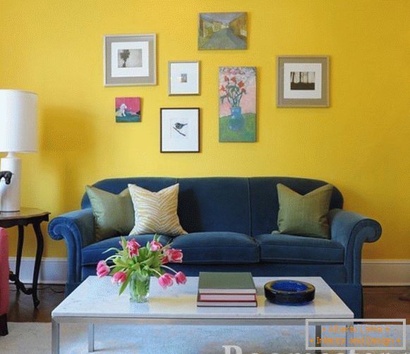 Kék kanapé egy sárga háttérben