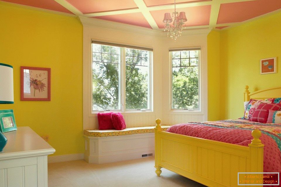 Sárga falak és rózsaszín mennyezet