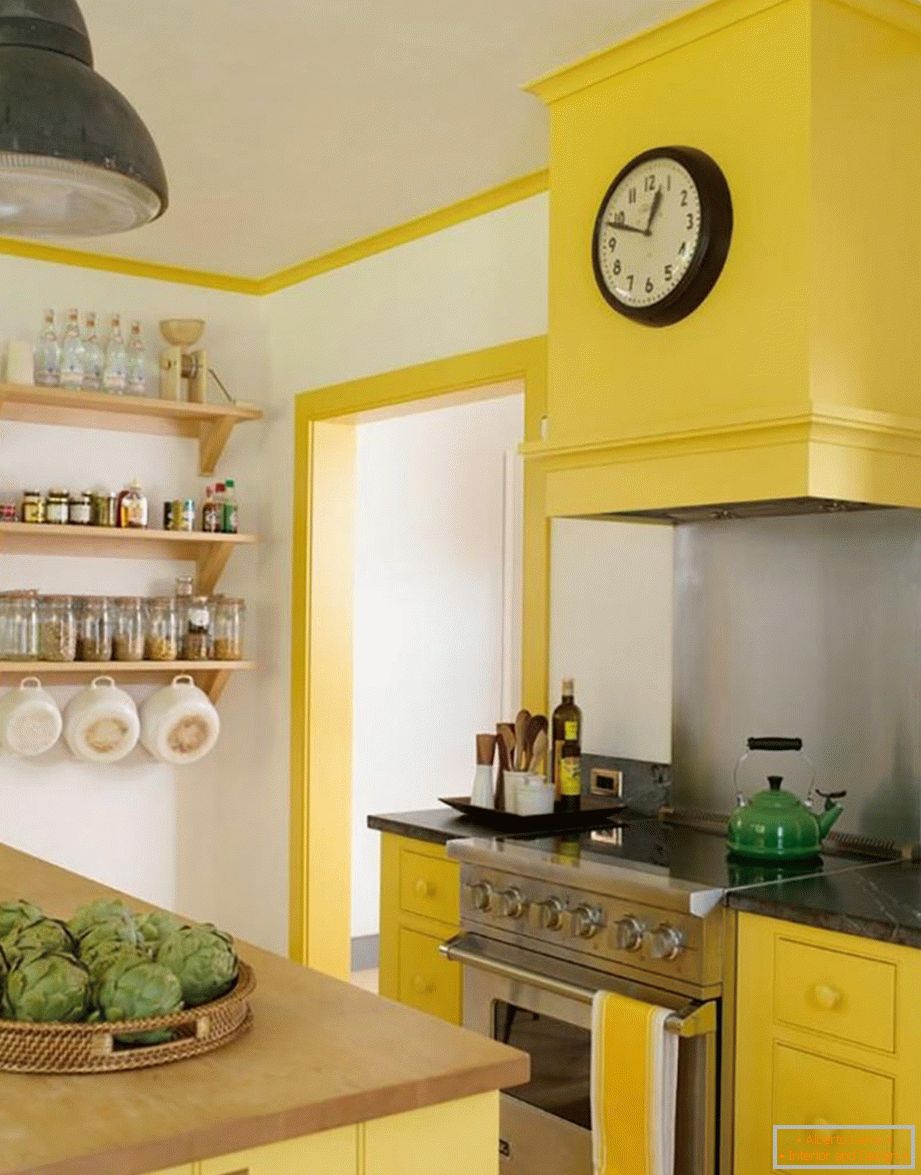 A fehér, szürke és sárga színek kombinációja a konyhában