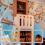 Gyermekszoba függőágyával és fával a falon
