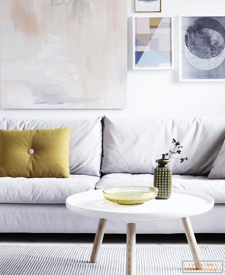 festői-modern nappali-design-with-masszív-művészeti-kép-és kényelmes fehér-kanapén-is-kis-fehér, lekerekített dohányzóasztal-kombinált-tölgy-láb-for-skandináv design- blogok-skandináv design-blog