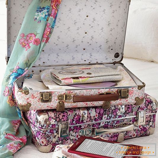 Gyönyörű stilizált bőrönd