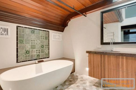 Beépített fürdő a belső térben