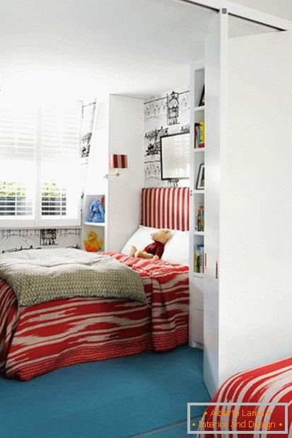 Gyönyörű vörös gyermekszoba egy fiú számára