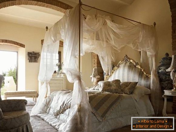 Gyönyörű romantikus hálószoba baldachinos ággyal