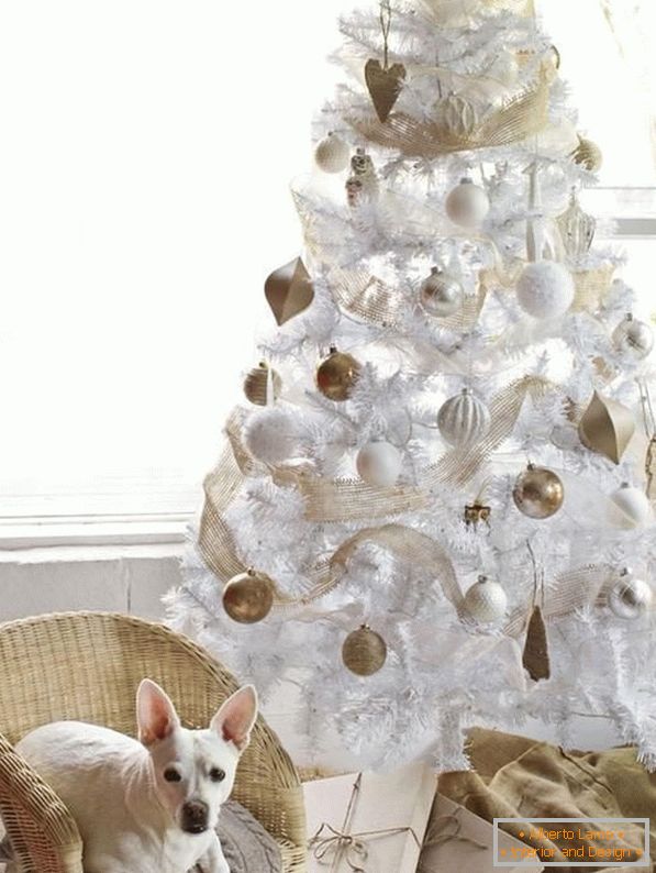 Fehér karácsonyfa arany és fehér golyóval