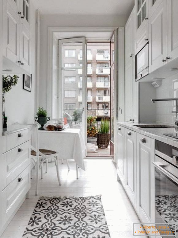 Fehér konyha a belső térben - egy kis konyha erkélyes képével