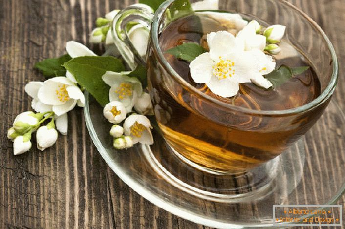 A tea jázmin népszerűségének története a kínai gyógyítókkal áll kapcsolatban, akik azt állították, hogy a jázmin egy afrodiziákum tulajdonsága, ami segít a nők kívánatosságában. 
