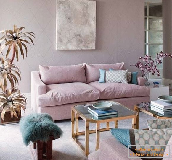A nappali világos rózsaszínű és kék árnyalatú kialakítása
