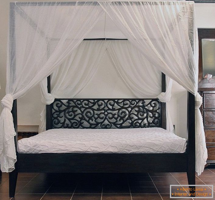 A szecessziós stílusban berendezett hálószoba az ágy megfelelő megszervezése miatt vonzó. A varráskorona könnyű, természetes anyagot használt.