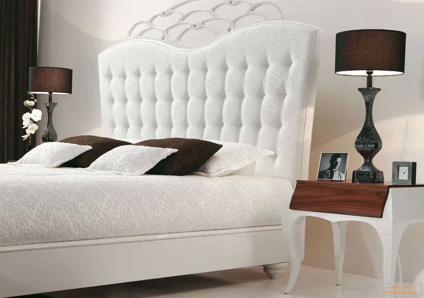 Fehér ágy klasszikus stílusban