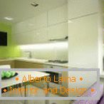 Fehér bútorok és világos zöld falak a konyhában