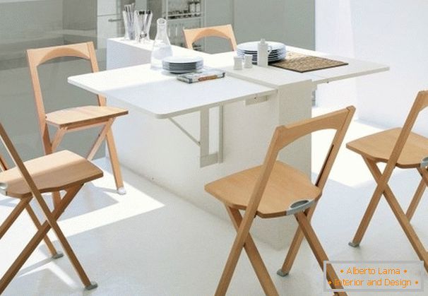 Összecsukható székek és asztal
