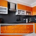 Lapos fekete kötény a narancssárga konyhában