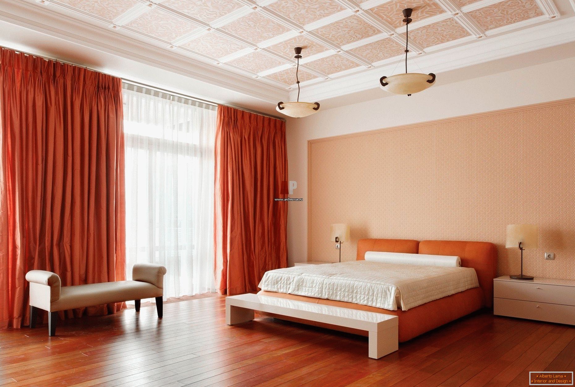 Narancssárga függönyök és ágy a hálószobában