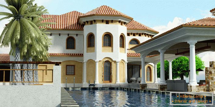 A homlokzat a ház mediterrán stílusban készült világos bézs színű. Az ívelt ablaknyílások jellemzőek a stílushoz. 