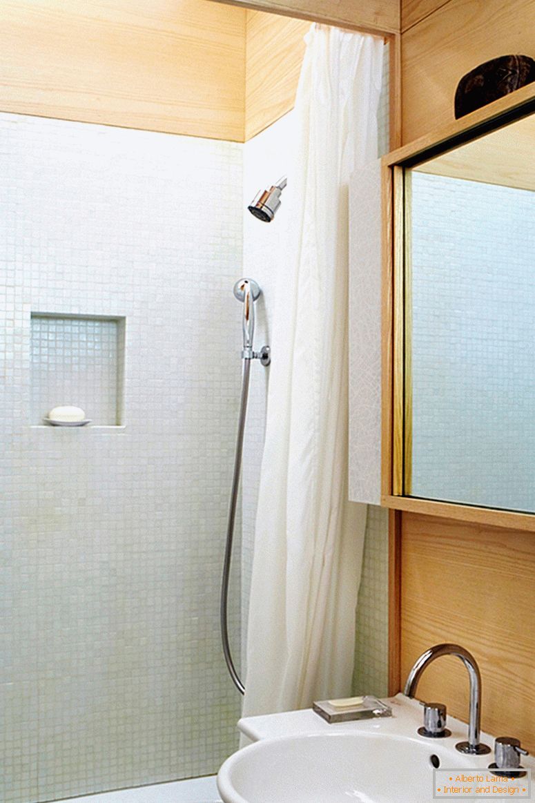 Fürdőszoba egy kis kétszintes lakásban