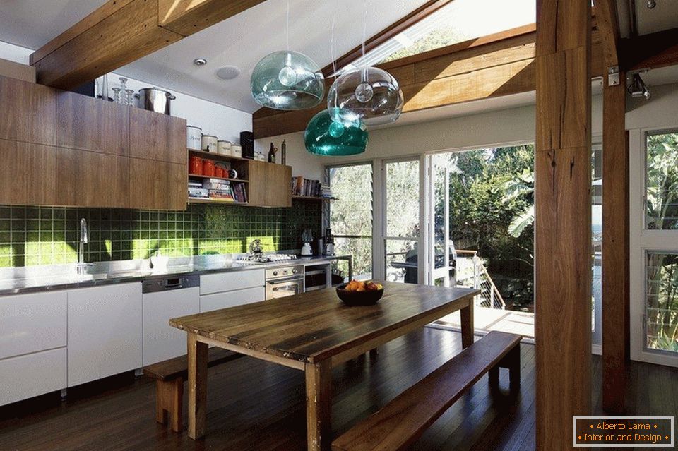 Fa gerendák és bútorok az eco stílusú konyhában