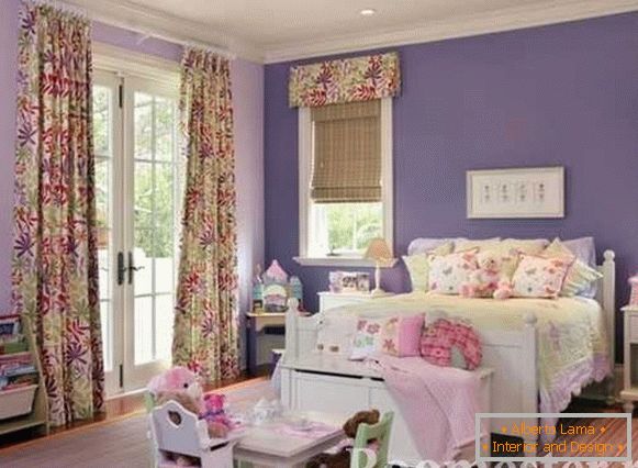 Gyermekszoba lila virágokban